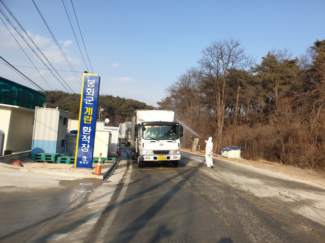 계란 환적장을 출입하는 차량에 대해 방역 소독을 강화하고 있다. 봉화군 제공