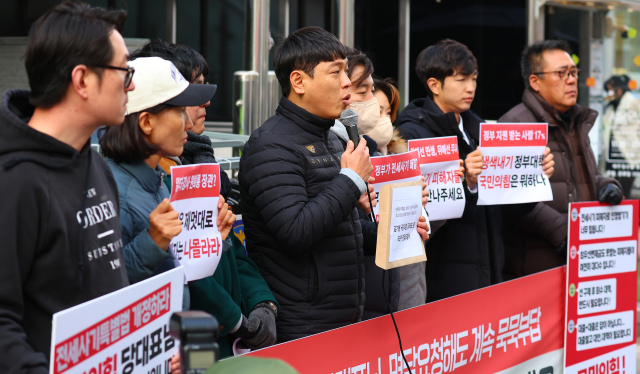 전세 사기 피해자 전국대책위 및 시민사회대책위 관계자들이 28일 오후 서울 여의도 국민의힘 중앙당사 앞에서 전세 사기 특별법 개정 및 정부 지원대책 보완 관련 김기현 대표 면담 호소 기자회견을 하고 있다. 연합뉴스