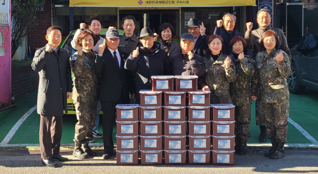 육군 50사단 구미시 예비군지역대 여성예비군들이 지난 30일 지역 참전용사들을 위해 김장 나눔 봉사활동을 실시했다. 육군 50사단 제공