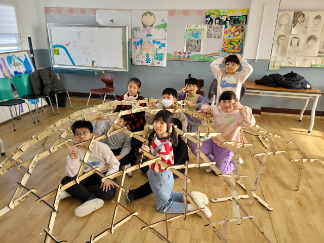 상주 화북초등학교 학생들이 찾아가는 수학체험교실 프로그램을 하고 있다. 화북초 제공