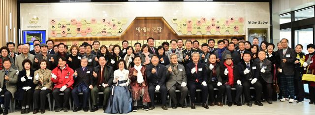고령군 기부자 명예의 전당 제막식 후 기부자 전원이 기념사진을 찍고 있다. 고령군 제공