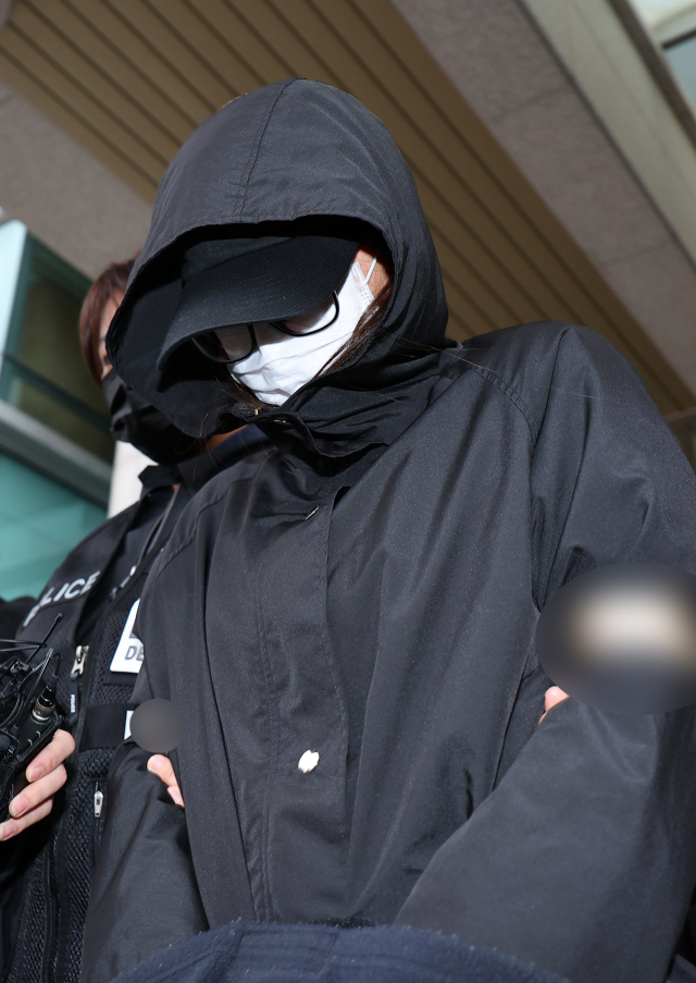2012년과 2015년에 두 아들을 낳자마자 잇따라 살해한 엄마 A(36)씨가 16일 오전 인천시 미추홀구 미추홀경찰서에서 나와 검찰로 송치되고 있다. 연합뉴스
