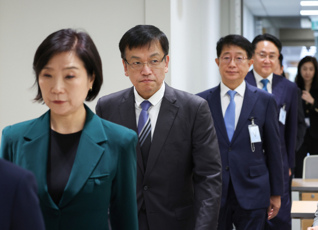 오영주 중소벤처기업부 장관 후보장(왼쪽부터), 최상목 부총리 겸 기획재정부 장관 후보자, 박상우 국토교통부 장관 후보자, 강도형 해양수산부 장관 후보자가 4일 서울 용산 대통령실 청사에서 열린 인사 발표에 입장하고 있다. 연합뉴스