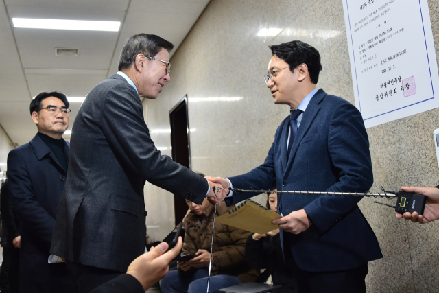 (왼쪽부터)박형준 부산시장이 이재명 더불어민주당 대표 천준호 비서실장에게 4일 오전 국회에서 산업은행법 개정 촉구 서한을 전달하고 있다. 부산시 제공