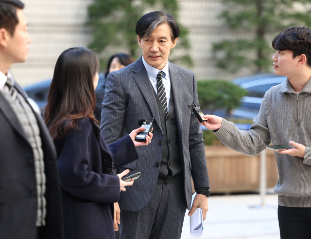 자녀 입시비리·감찰무마 혐의로 1심에서 징역 2년을 선고 받은 조국 전 법무부 장관이 20일 오후 서울 서초구 서울고등법원에서 열린 2심 속행 공판에 출석하고 있다. 연합뉴스