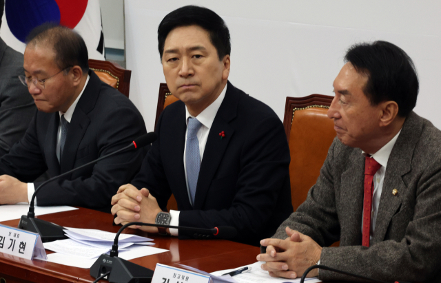 국민의힘 김기현 대표와 윤재옥 원내대표가 4일 국회에서 최고위원회의를 하고 있다. 연합뉴스
