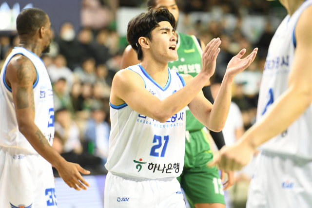 대구 한국가스공사 페가수스의 샘조세프 벨란겔이 5일 원주에서 열린 2023-2024시즌 KBL 원주 DB 프로미와의 경기 도중 박수를 치며 동료들을 격려하고 있다. KBL 제공