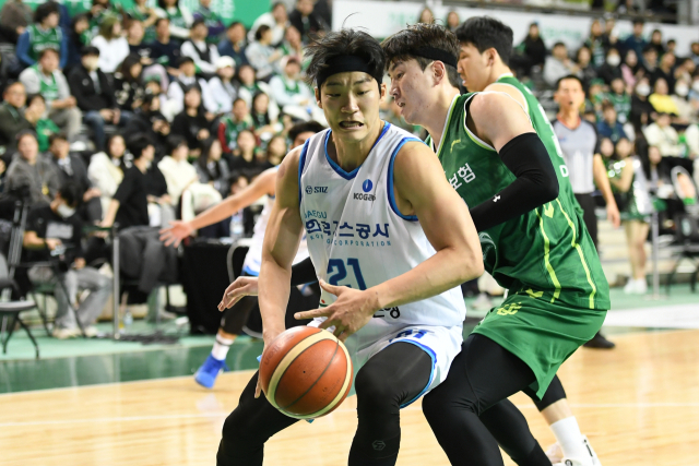 대구 한국가스공사 페가수스의 이대헌이 5일 원주에서 열린 2023-2024시즌 KBL 경기에 출전 원주 DB 프로미의 수비를 제치며 골밑으로 파고들고 있다. KBL 제공