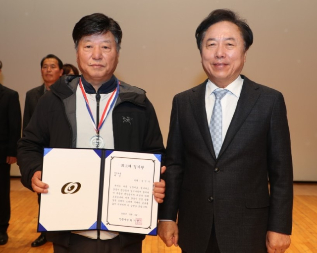 권기창 안동시장이 안동시 최고의 걷기왕 개인부문 정익수씨에게 상을 수여하고 있다. 안동시 제공