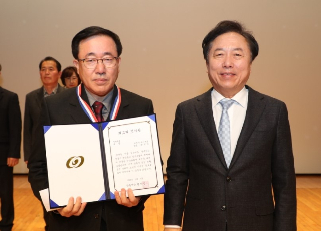 권기창 안동시장이 안동시 최고의 걷기왕 직장부문 황병걸씨에게 상을 수여하고 있다. 안동시 제공