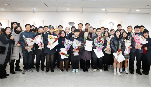 김재욱 칠곡군수와 칠곡군을 빛낸 30인에 선정된 군민들이 기념촬영을 하고 있다. 칠곡군 제공