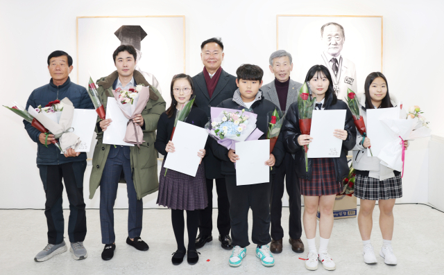 김재욱 칠곡군수와 칠곡군을 빛낸 30인에 선정된 군민들이 기념촬영을 하고 있다. 칠곡군 제공