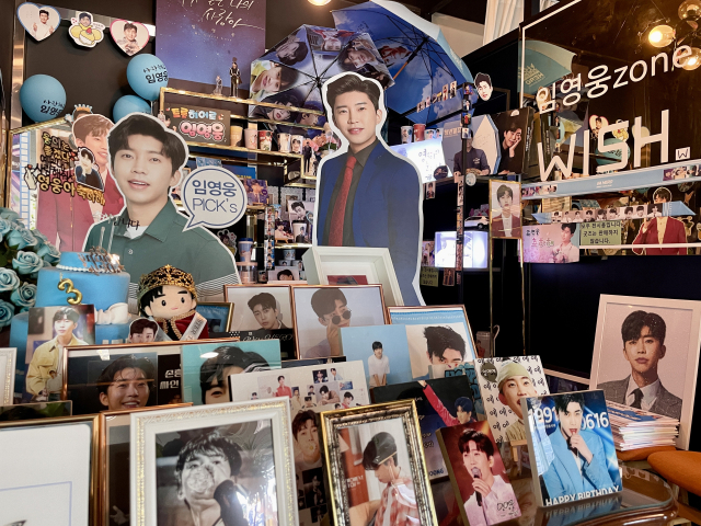 최모 씨가 어머니와 영상통화를 하며 이찬원 굿즈를 고르고 있다. MMM