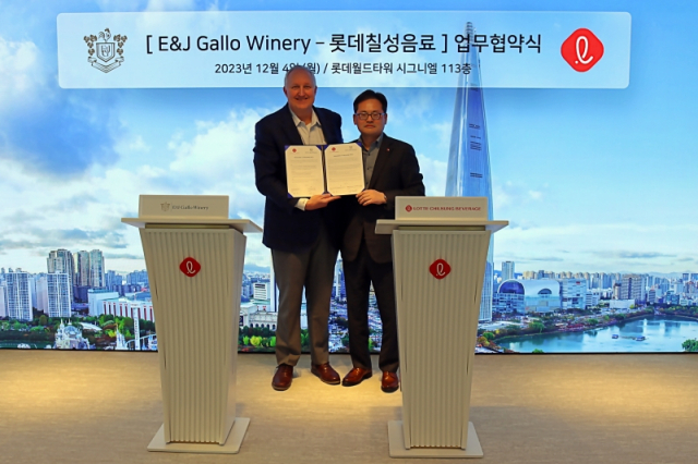 4 일 잠실 롯데월드타워에서 롯데칠성음료 박윤기 대표이사, E. ＆ J. GALLO 빌 로버츠(Bill Roberts) 부회장 등 관계자가 참석한 가운데 
