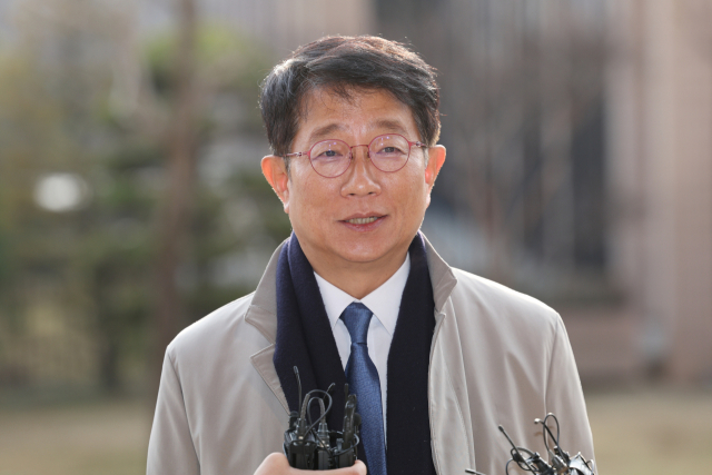 박상우 국토교통부 장관 후보자가 5일 정부과천청사에 마련된 인사청문회 준비 사무실로 첫 출근을 하며 취재진의 질문에 답하고 있다. 연합뉴스