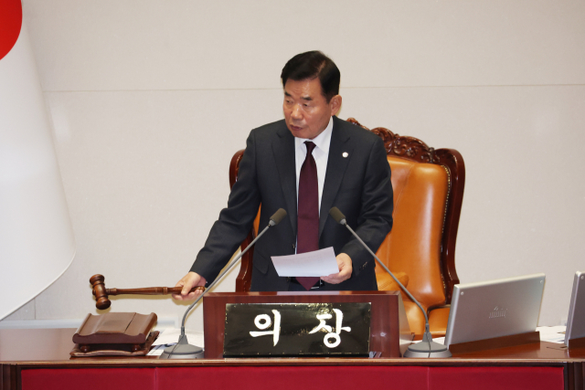 김진표 국회의장이 30일 서울 여의도 국회에서 열린 본회의에서 의사봉을 두드리고 있다. 연합뉴스