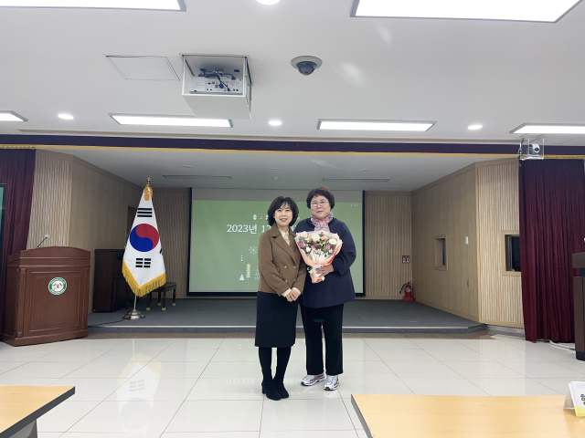 경상북도 김천교육지원청(교육장 공현주·왼쪽)은 5일, 12월 청렴·친절 공무원으로 이미영 개령서부초 교장(사진 오른쪽)을 선정해 부상 및 꽃다발을 수여했다. 김천교육지원청 제공
