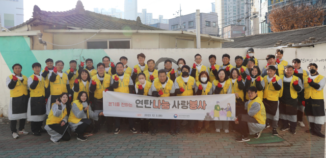 대구지방국세청 윤종건 청장과 직원들은 5일 대구 달서구 월성동 지역 취약계층 6가구를 방문해 연탄 1천800장을 전달했다.