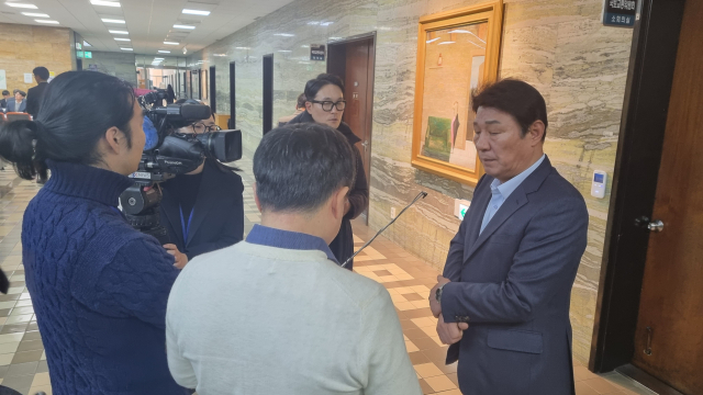 5일 국회 국토교통위원회 교통법안심사소위원회가 정회 중인 가운데 강대식 국민의힘 의원(대구 동구을)이 달빛철도 건설을 위한 특별법 심사 경과를 브리핑하고 있다. 박영채 기자 pyc@imaeil.com