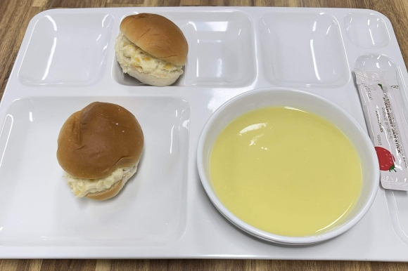 부실 식사 논란이 발생한 서울 내 경찰서 구내식당 아침식사 메뉴. 블라인드