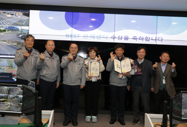 최주원 경북경찰청장은 5일 경북 구미시 CCTV 통합관제센터와 고아 여성자율방범대에 베스트 인증패와 감사장을 수여했다. 이어 구미 중앙시장에서 자율방범대 등 협업단체와 함께