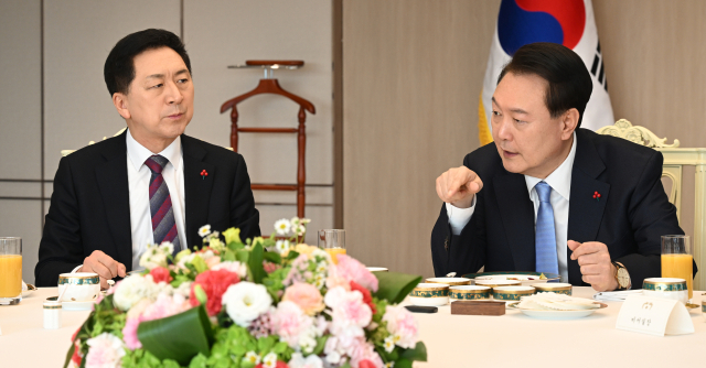 윤석열 대통령이 5일 국민의힘 지도부와 비공개 오찬 회동을 하고 있다. 이날 회동에는 김기현 대표와 윤재옥 원내대표, 유의동 정책위의장, 이만희 사무총장 등 