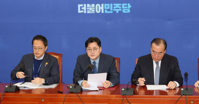 더불어민주당 홍익표 원내대표가 5일 국회에서 원내대책회의를 하고 있다. 연합뉴스