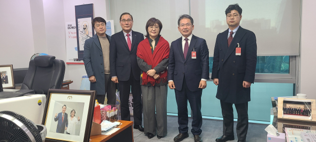 김진열 대구시 군위군수가 국회에 있는 양금희 국민의힘 의원(대구 북구갑)실을 방문, 지역 현안 해결을 위한 국가 예산 협조를 요청했다. 군위군 제공