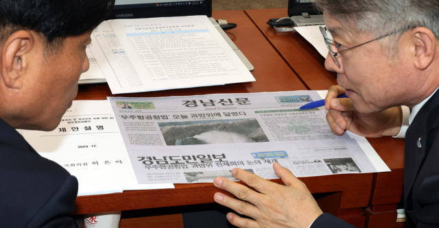 5일 국회 과학기술정보방송통신위원회에서 더불어민주당 조승래, 민형배 의원이 대화하고 있다. 책상 위에 우주항공청법안 관련 기사가 있는 신문이 있다. 이날 과방위는 우주항공청법안을 1소위원회에서 논의하기로 했다. 연합뉴스