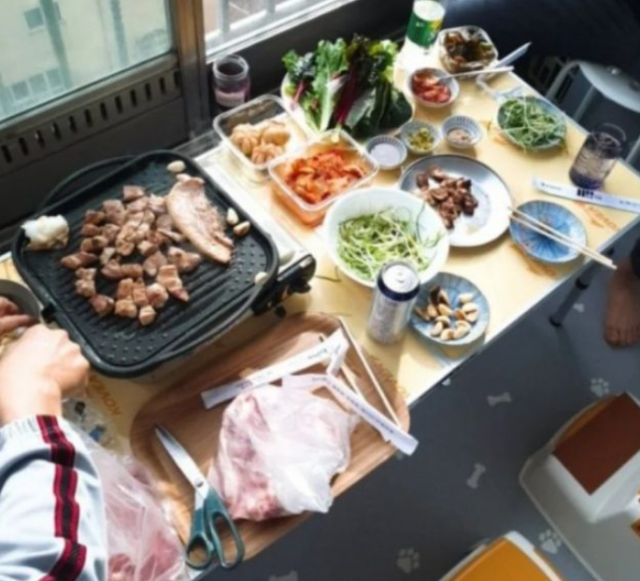 아파트 베란다에서 삼겹살 등을 구우며 