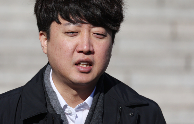 이준석 전 국민의힘 대표가 30일 국회 본관 앞에서 해병대 예비역 전국연대가 연 채상병 특검법 처리 촉구 시위를 마치고 취재진의 질문에 답하고 있다. 연합뉴스