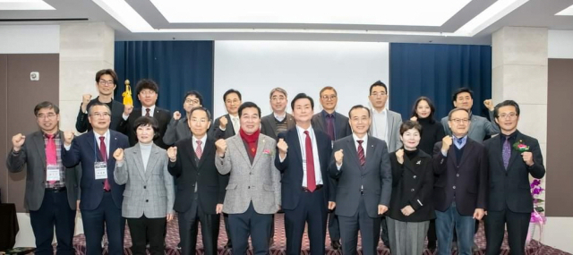 지난 1일 구미 호텔금오산에서 열린 (사)경북디지털트윈진흥협회 창립 1주년 기념 학술대회에서 참가자들이 기념촬영을 하고 있다. 경북디지털트윈진흥협회 제공