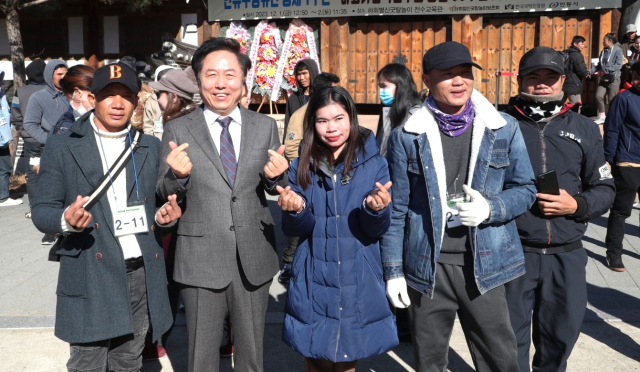 안동시는 지난 1일 올 한 해 농촌들녘에서 농작업에 나섰던 라오스 외국인 계절근로자와 고용 농가들이 함께한 문화탐방과 화합행사를 겸한 송별회를 가졌다. 안동시 제공