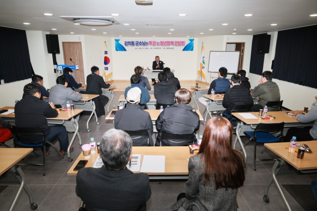 5일 오후 7시 김학동 군수가 단샘어울림센터에서 예천 청년포함 회원들과 소통하며 특강을 진행하고 있다. 예천군 제공