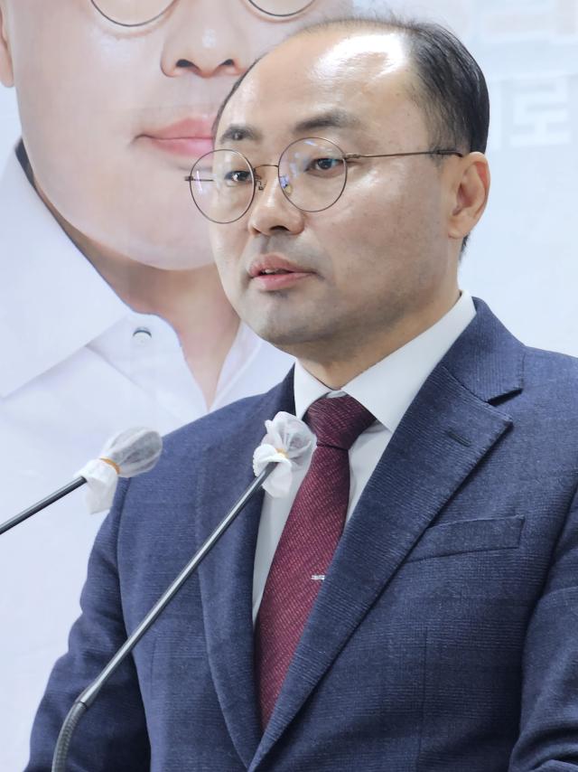 최병욱 전 국토교통부 노조위원장이 6일 포항시청에서 출마 선언문을 낭독하고 있다. 신동우 기자