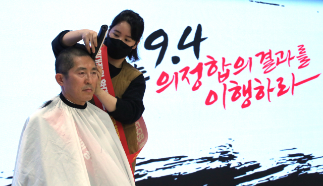 이필수 대한의사협회장이 26일 서울 용산구 대한의사협회에서 열린 의대정원 확대 대응방안 논의를 위한 전국의사대표자 및 확대임원 연석회의에서 삭발하고 있다. 연합뉴스