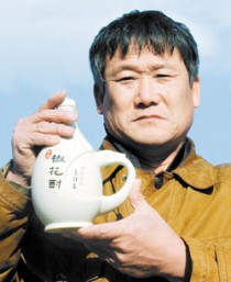 영양 초화주를 생산하던 영양장생주 임증호 대표의 모습. 영양군 제공