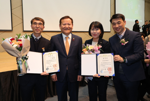 5일 부산항국제전시컨벤션센터에서 열린 세계자원봉사자의날 기념 2023년 전국자원봉사자대회에서 포스코 봉사단과 김선식 차장이 대통령 표창을 수상했다. 왼쪽부터 포스코 김선식 차장, 행정안전부 이상민 장관, 포스코 최영 기업시민실장, 나영훈 사회공헌그룹장. 포스코 제공