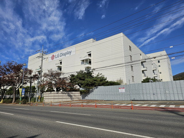 구미산단 내 LG디스플레이 P2, 3 공장이 가동이 중단된 채 방치돼 있다. 조규덕 기자
