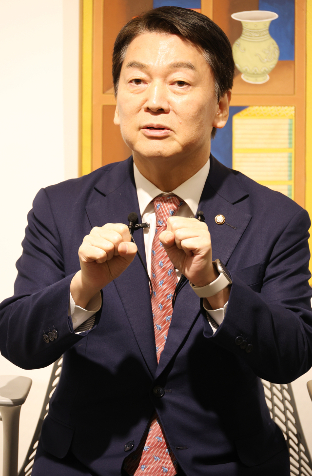 국민의힘 안철수 의원이 6일 오후 대구 남구 한 사무실에서 기자간담회를 열고 질문에 답하고 있다. 연합뉴스