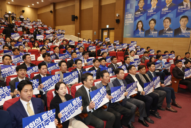 지난달 26일 국회 의원회관에서 더불어민주당 전국청년위원회가 연 2024년 총선필승 전진대회 및 총선기획특별위원회 발대식에서 참석자들이 피케팅을 하고 있다. 연합뉴스