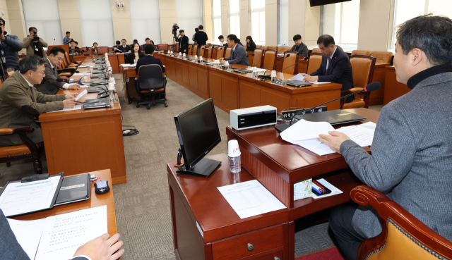 지난달 24일 국회에서 정치개혁특별위원회가 법안심사소위원회를 하고 있다. 연합뉴스