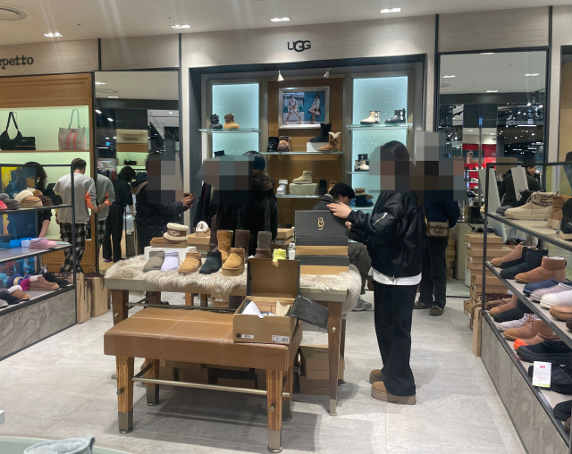 6일 대구신세계백화점 내 어그(UGG) 매장의 모습. 지난해부터 꾸준한 Y2K 패션 열풍과 더불어 일찍 찾아온 한파의 영향으로 2000년대 유행했던 