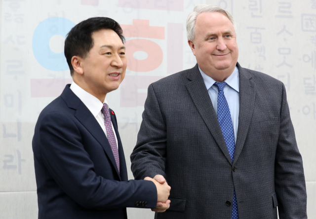 국민의힘 김기현 대표와 인요한 혁신위원장이 6일 국회 당 대표실에서 만나고 있다. 연합뉴스