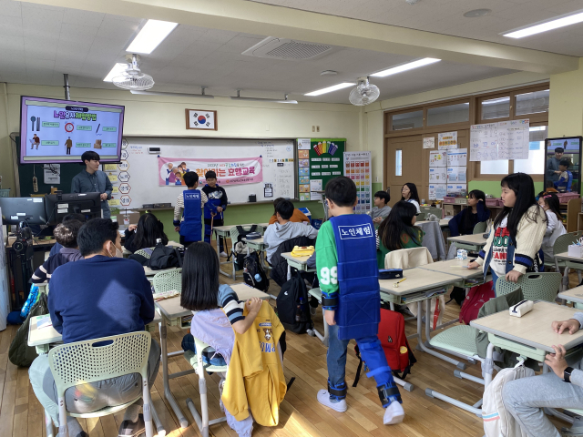 대구 북구에 있는 침산초등학교에서 학생들이 노인의 체력과 감각을 느낄 수 있게 고안된 체험도구를 착용하는 체험에 참여하고 있다. 대구시교육청 제공