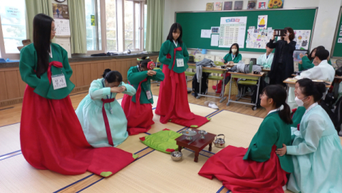 웃어른, 고향, 우리나라를 사랑하며 성장하는 아이들…