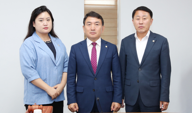 안동시의회 행정사무조사특별위원회. 사진 왼쪽부터 김새롬, 김호석 위원장, 김상진. 안동시의회 제공
