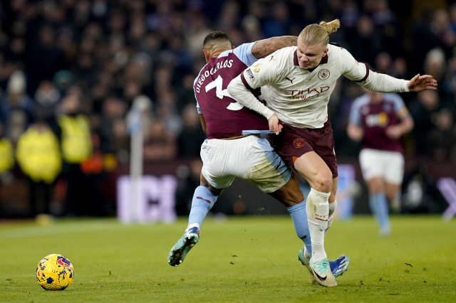 Erling Holland, do Manchester City, luta para garantir a posse de bola na partida da 15ª rodada do Campeonato Inglês 2023-2024 contra o Aston Villa, que será disputada no Villa Park, em Birmingham, na Inglaterra, no dia 7 deste mês.  Notícias Yonhap