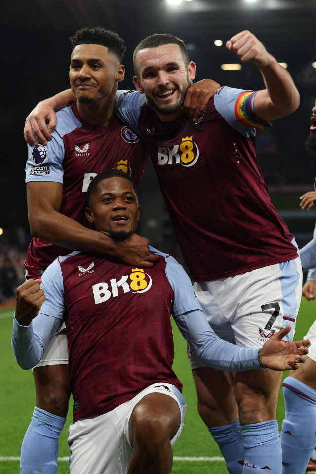 O jogador do Aston Villa, Leon Bailey (centro), comemora com seus companheiros após marcar um gol na partida da 15ª rodada da temporada 2023-2024 da Premier League inglesa contra o Manchester City, que foi disputada no Villa Park, em Birmingham, Inglaterra, no dia 7 deste mês.  Notícias Yonhap