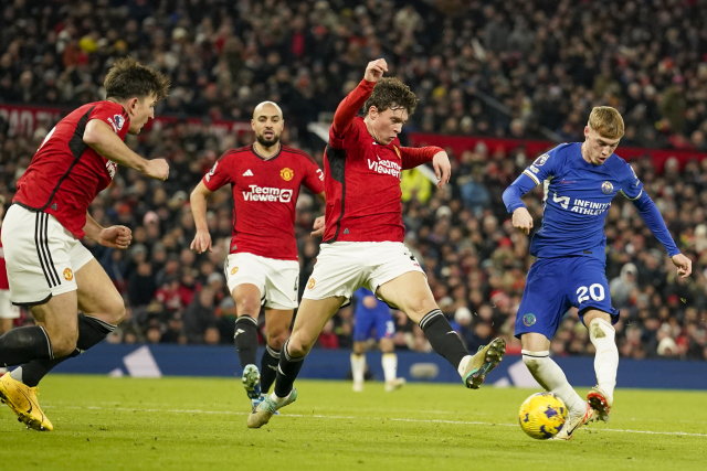 Cole Palmer, do Chelsea, marcou o gol do empate ao tentar um chute através da defesa densa do Manchester United na partida da 15ª rodada da Premier League inglesa de 2023-2024, realizada em Old Trafford, em Manchester, Inglaterra, no dia 7.  Notícias Yonhap